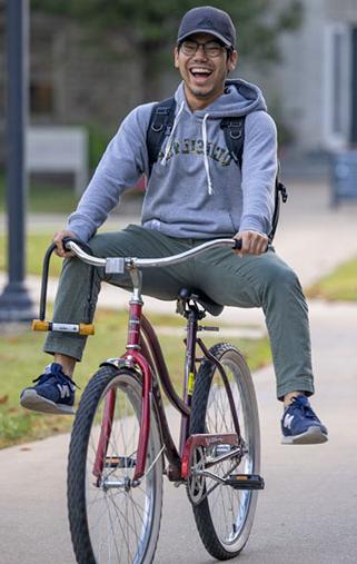 一个学生喜欢骑自行车穿过校园. 